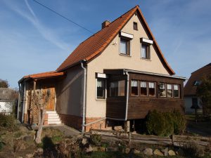 Einfamilienhaus Wörmlitz - seitlicher Blick auf das Haus mit Sicht auf den Eingangsbereich