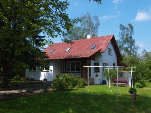 Einfamilienhaus Wörmlitz - Vorderansicht mit Garten