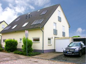 Einfamilienhaus zur Miete in Halle - Straßenansicht