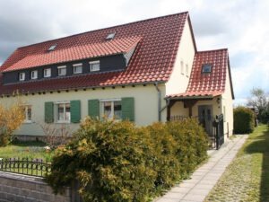 Einfamilienhaus Merseburg - Straßenansicht und Zufahrt