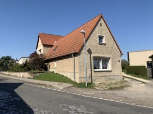 Ein- bis Zweifamilienhaus Krimpe - seitliche Straßenansicht