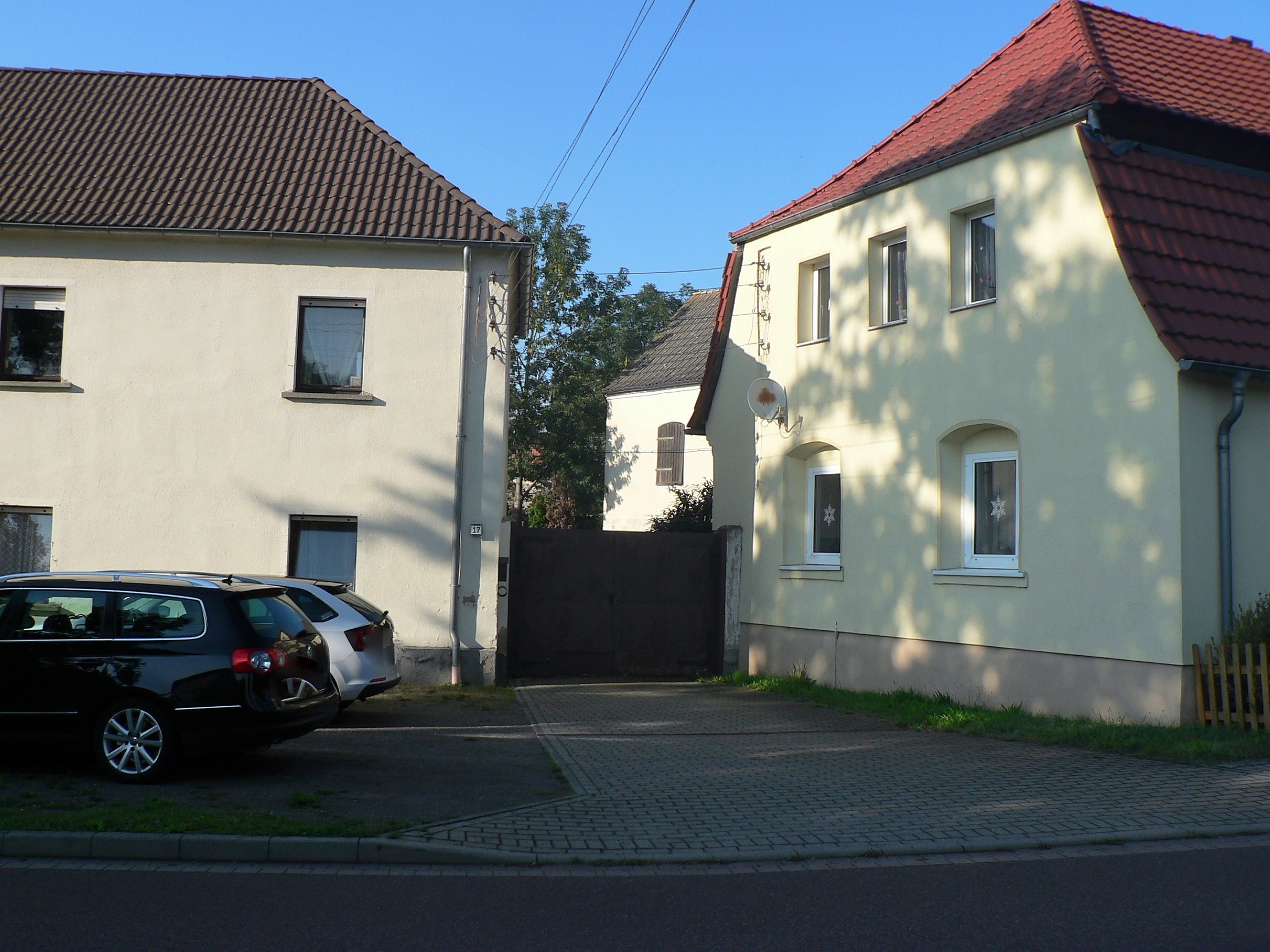 Ein-Zweifamilienhaus Schwerz - Hofeinfahrt