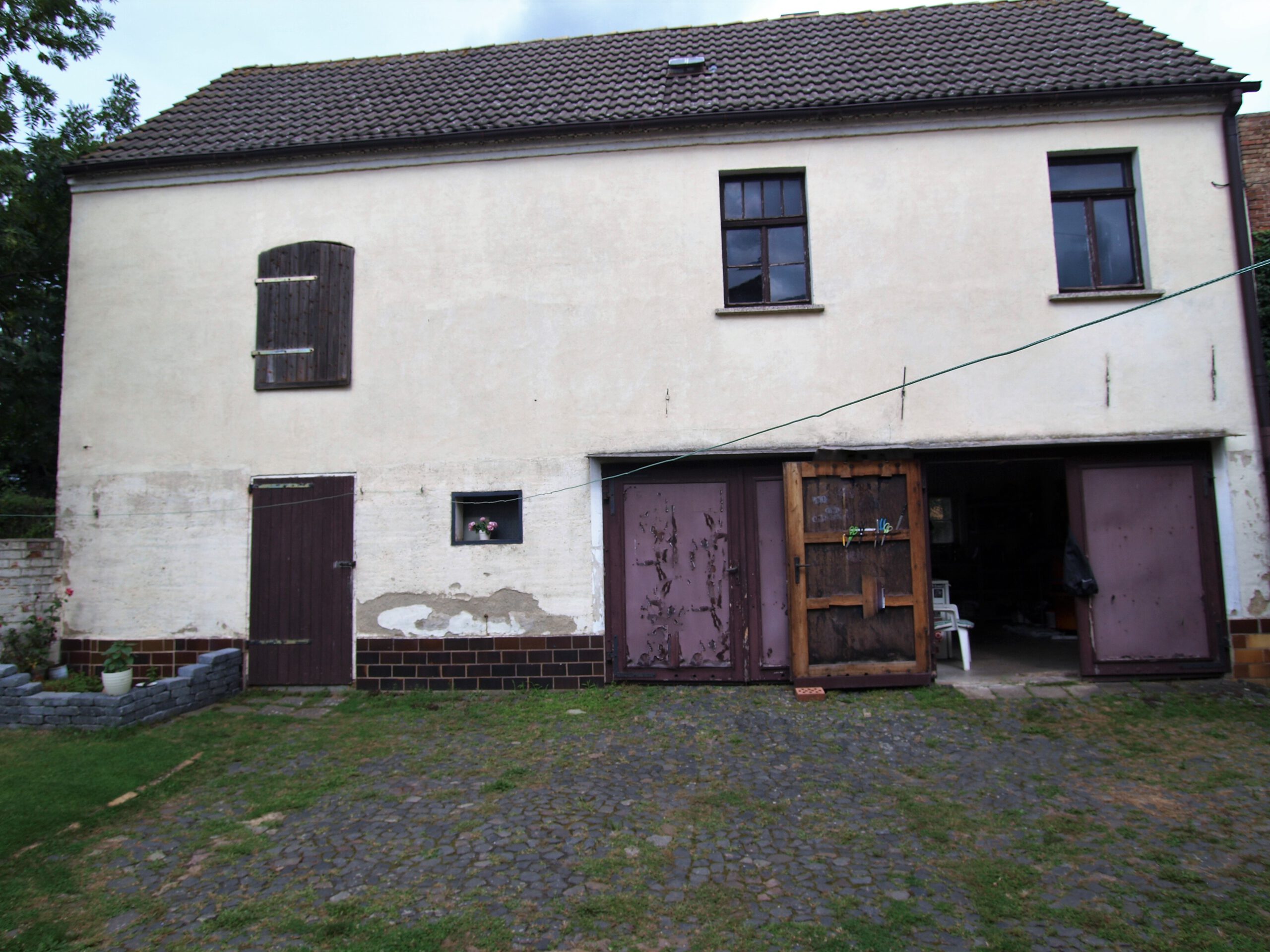 Ein-Zweifamilienhaus Schwerz - Nebengebäude mit Garage