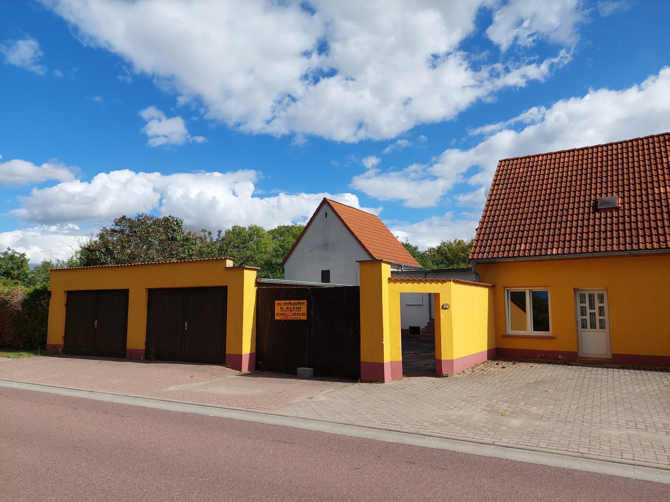 Einfamilienhaus in Wörbzig - Hofeinfahrt und Garagen