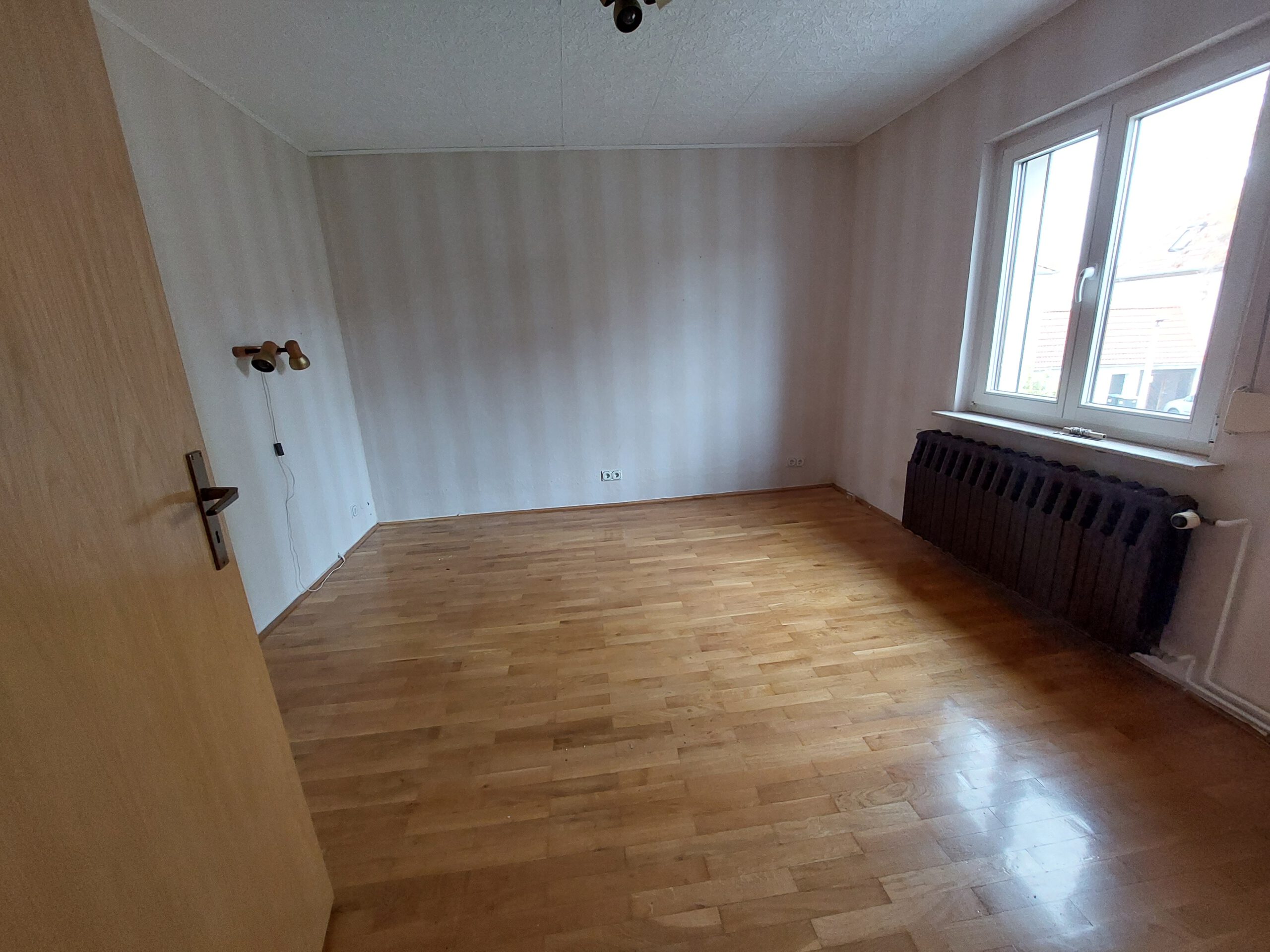 Einfamilienhaus Halle-Süd - Zimmer mit Echtholzparkett im Obergeshoss