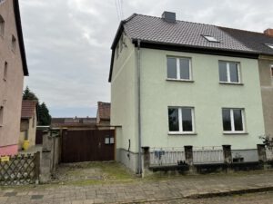 Mehrfamilienhaus in Teuschenthal - Straßenansicht mit Hofeinfahrt