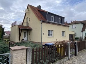 Einfamilienhaus in der Frohen Zukunft - Straßenansicht mit Hauseingang