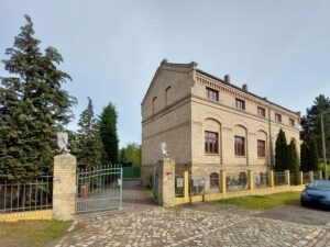 Mehrfamilienhaus Halle-Ammendorf - Straßenansicht mit Einfahrt