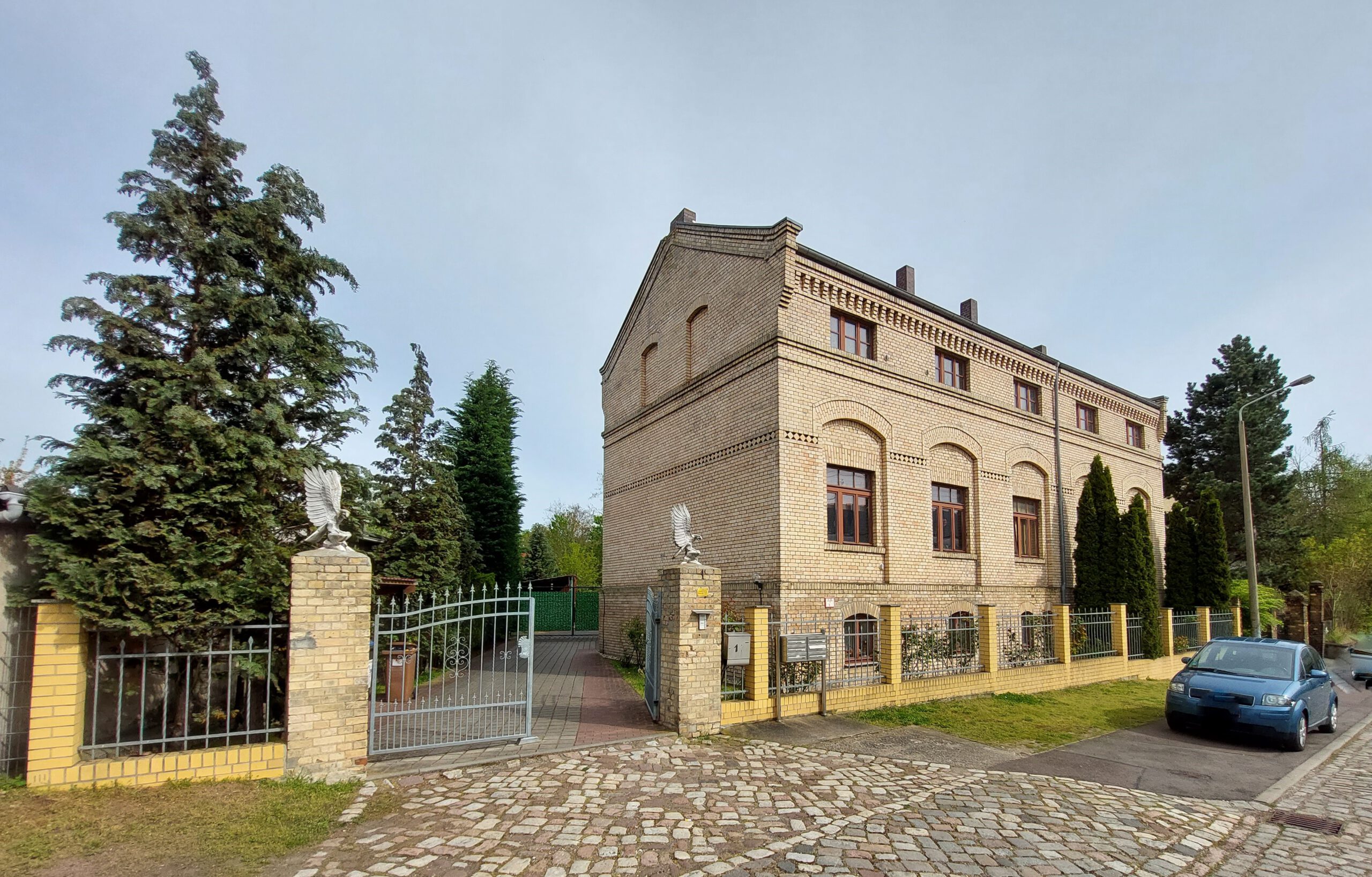 Mehrfamilienhaus Halle-Ammendorf - Straßenansicht mit Einfahrt