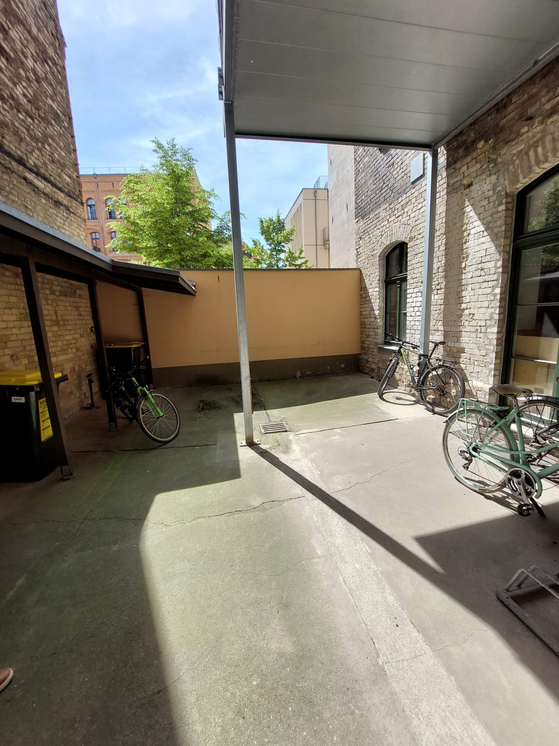 Wohn- und Geschäftshaus - Innenhof - Abstellmöglichkeit für Fahrräder