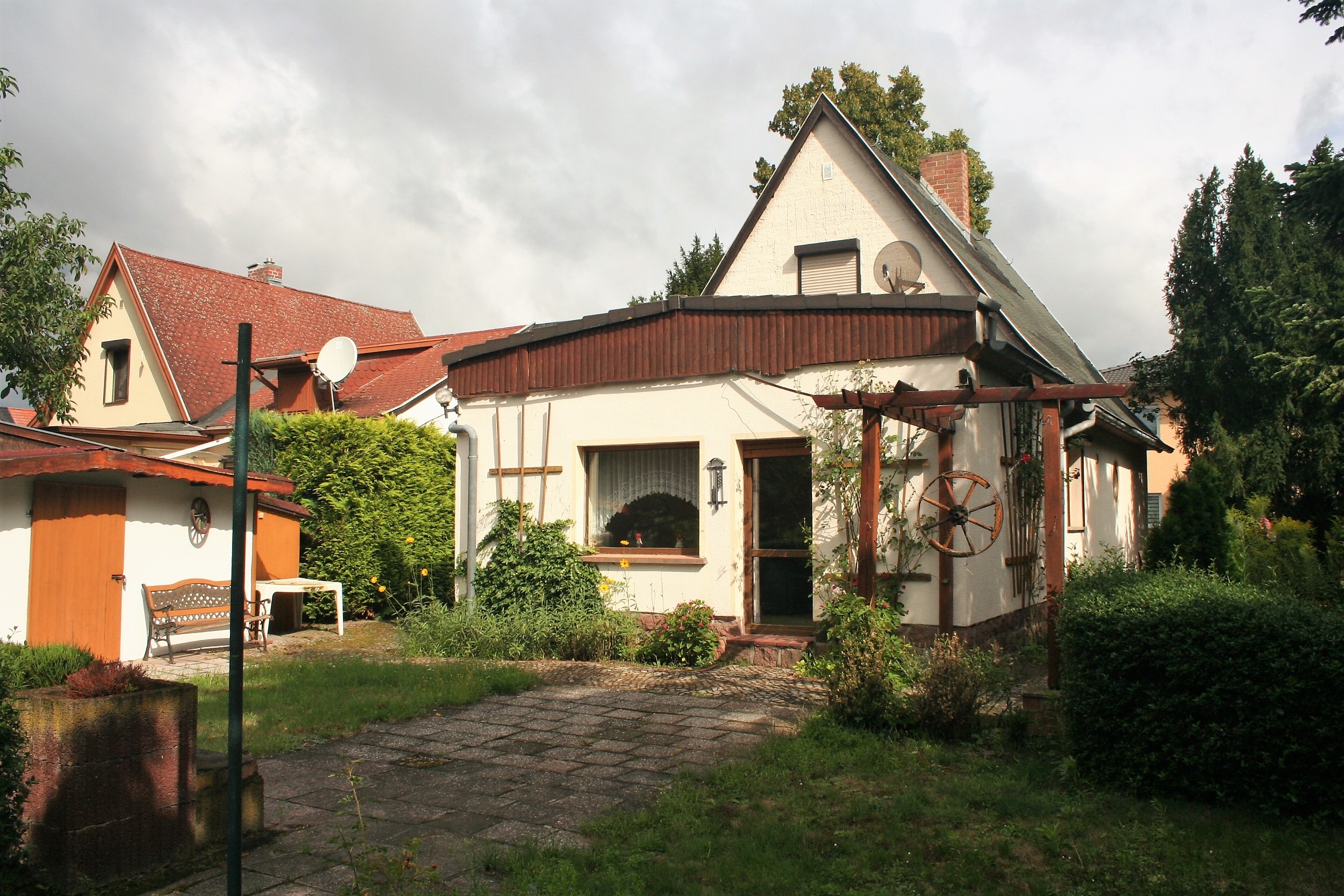 Einfamilienhaus in Reideburg - Hinteransicht mit Anbau