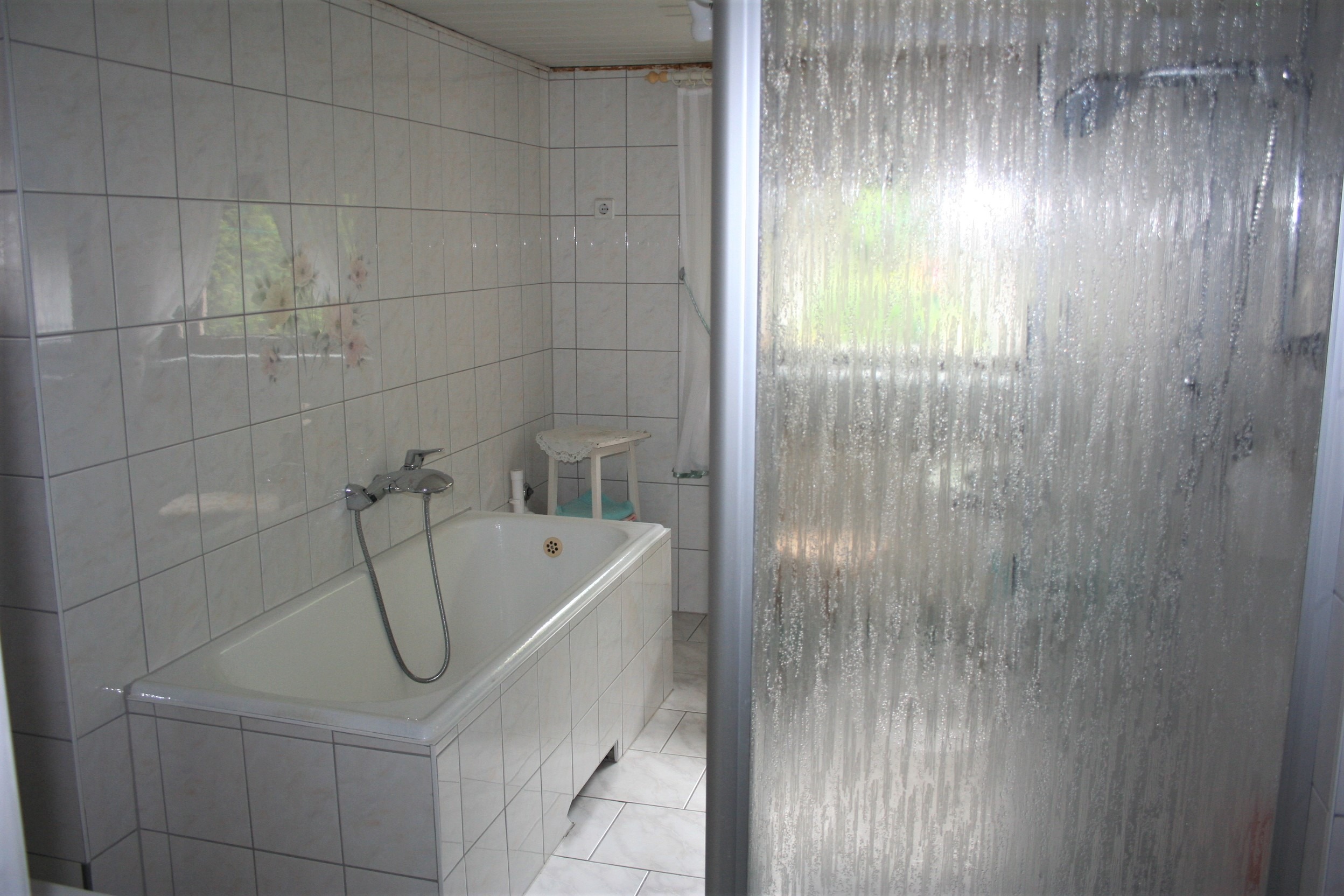 Einfamilienhaus in Reideburg - Tageslichtbad mit Wanne und Dusche