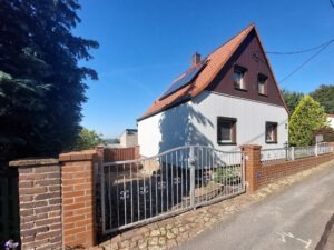 Einfamilienhaus in Friedrichschwerz - Straßenansicht mit Zufahrt zur Garage