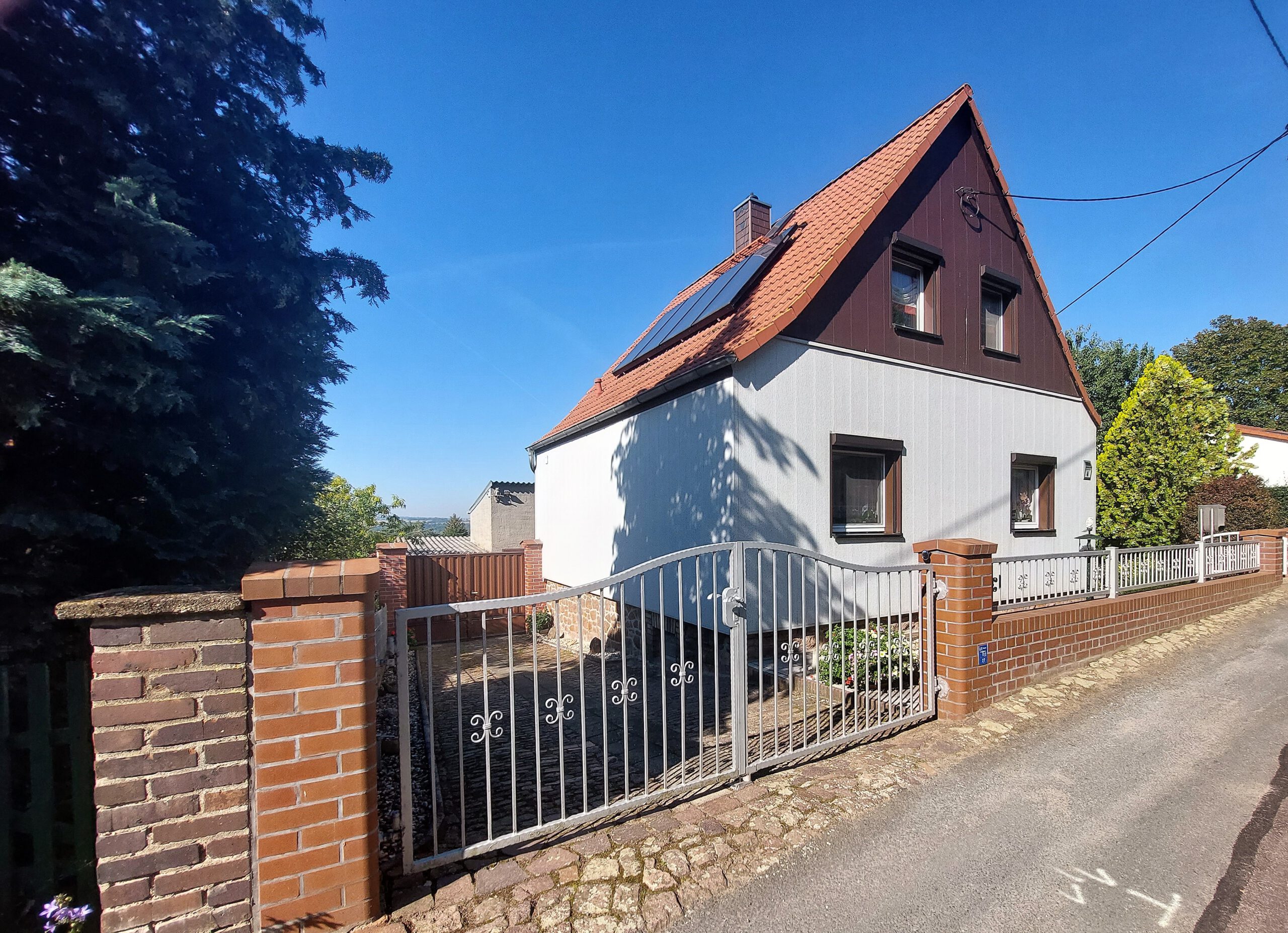 Einfamilienhaus in Friedrichschwerz - Straßenansicht mit Zufahrt zur Garage