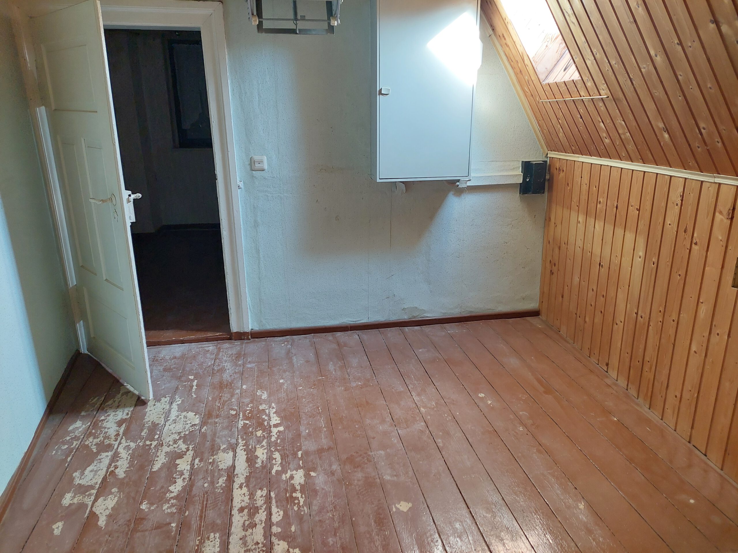 Einfamilienhaus in Merkewitz - Zimmer im Dachgeschoss mit Holzdielenboden
