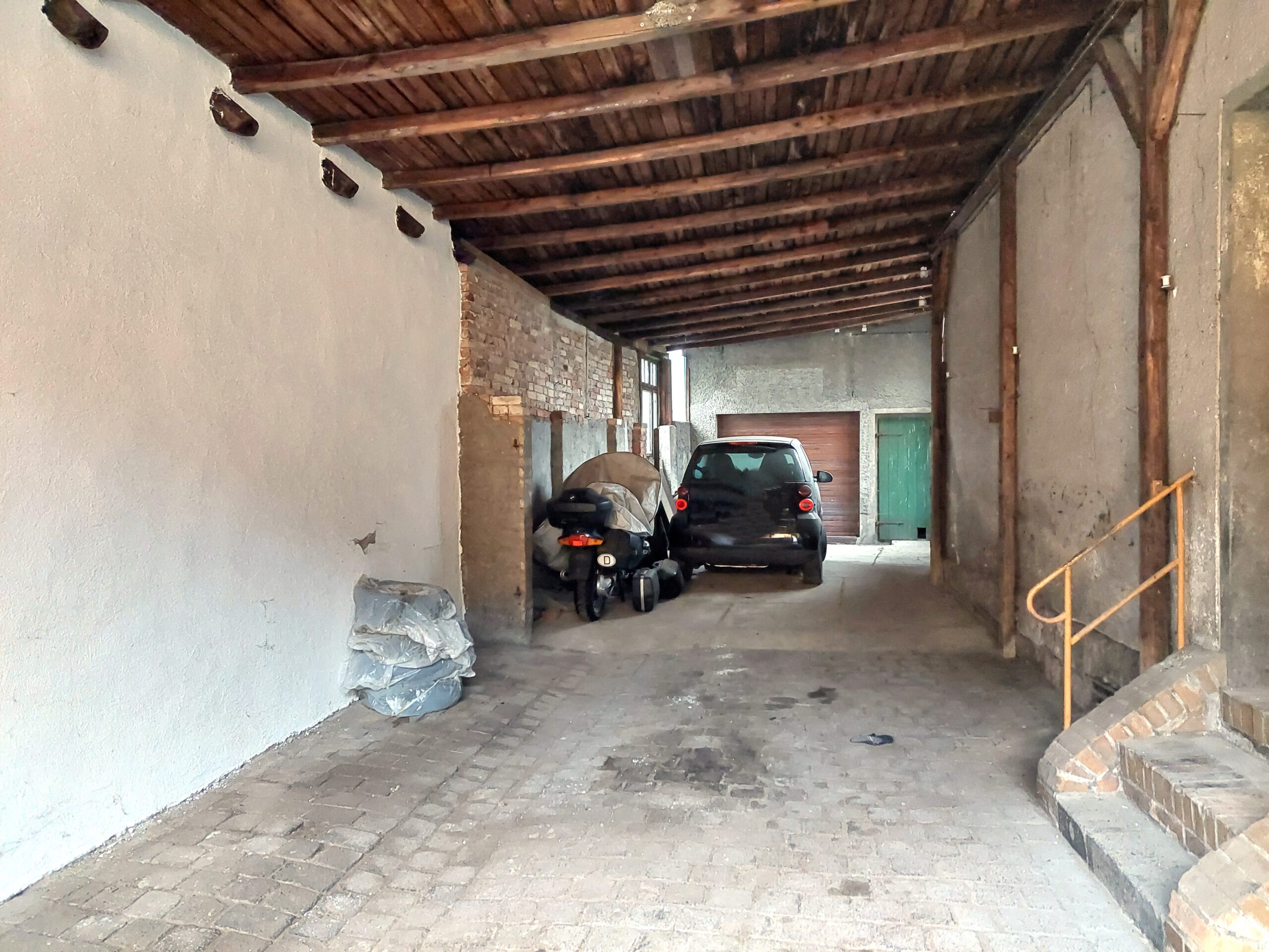 Einfamilienhaus in Hergisdorf - überdachte Einfahrt zur Garage