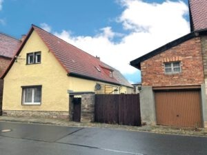 Einfamilienhaus in Gatterstädt - Straßenansicht mit Garage im Nebengelass
