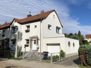 Schollehaus - Straßenansicht mit Garage