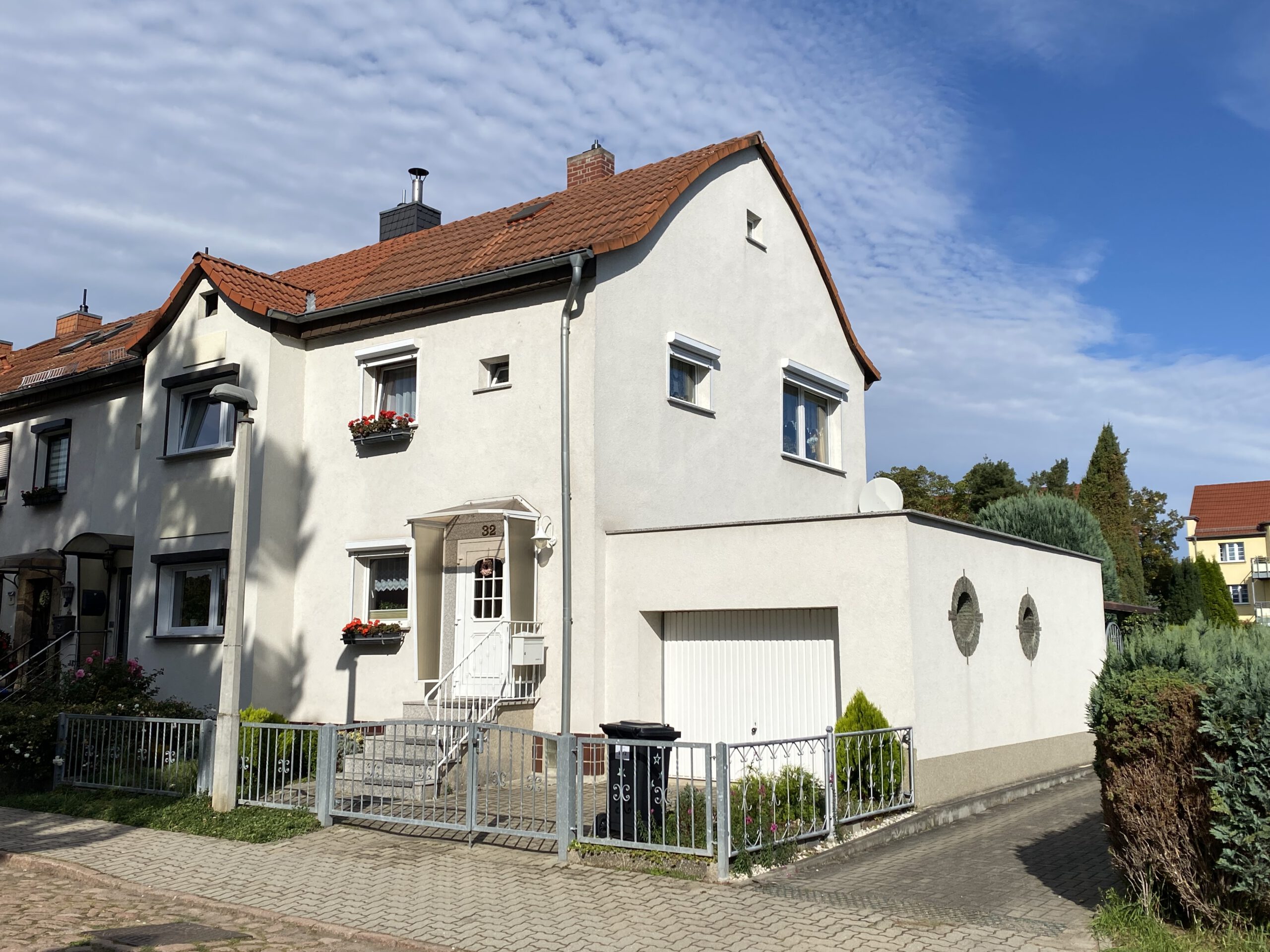 Schollehaus - Straßenansicht mit Garage