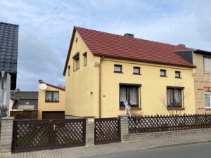 Doppelhaushälfte in Amsdorf - Straßenansicht