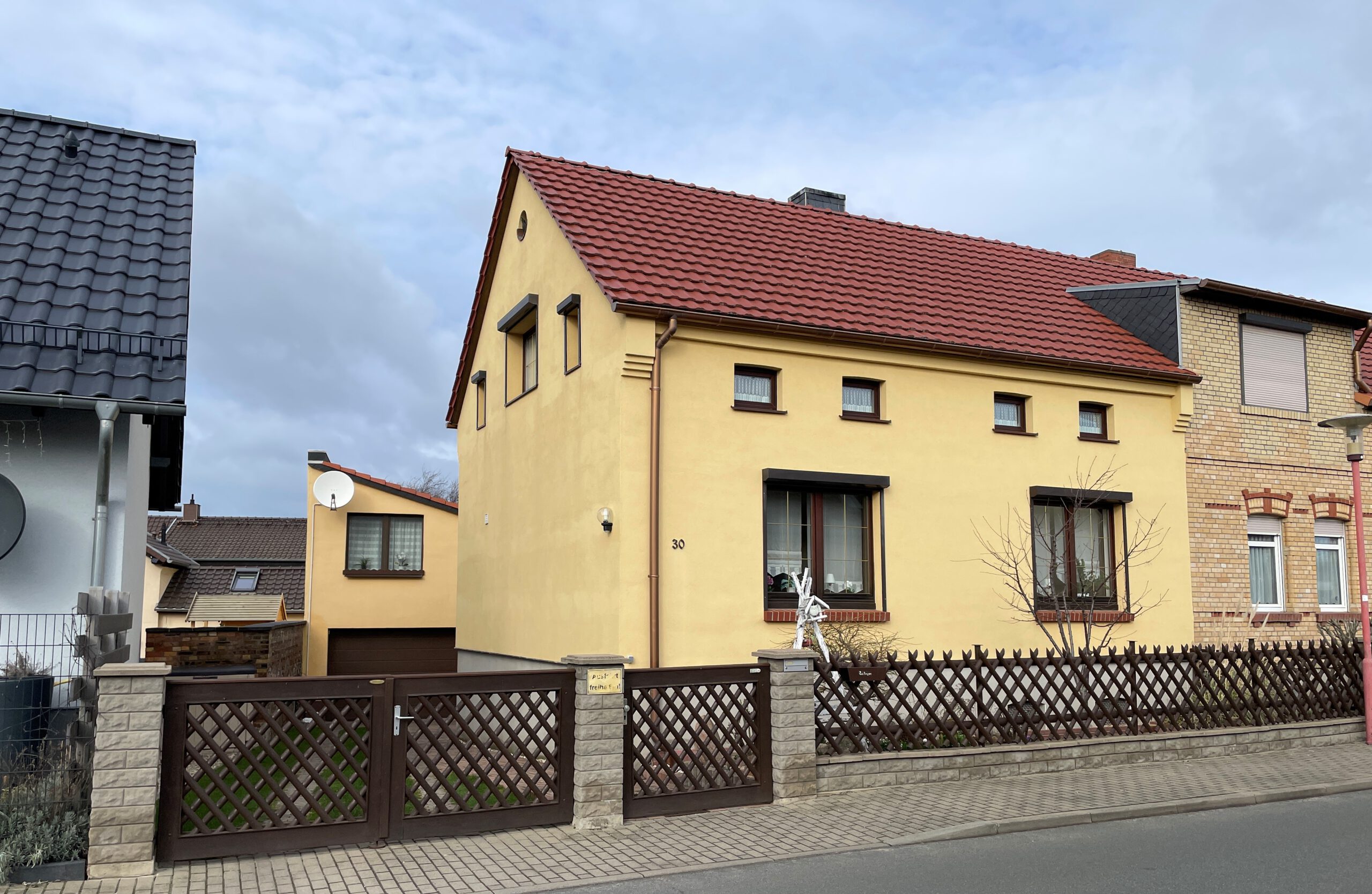 Doppelhaushälfte in Amsdorf - Straßenansicht