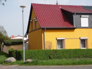 Einfamilienhaus mit Einliegerwohnung - Straßenansicht