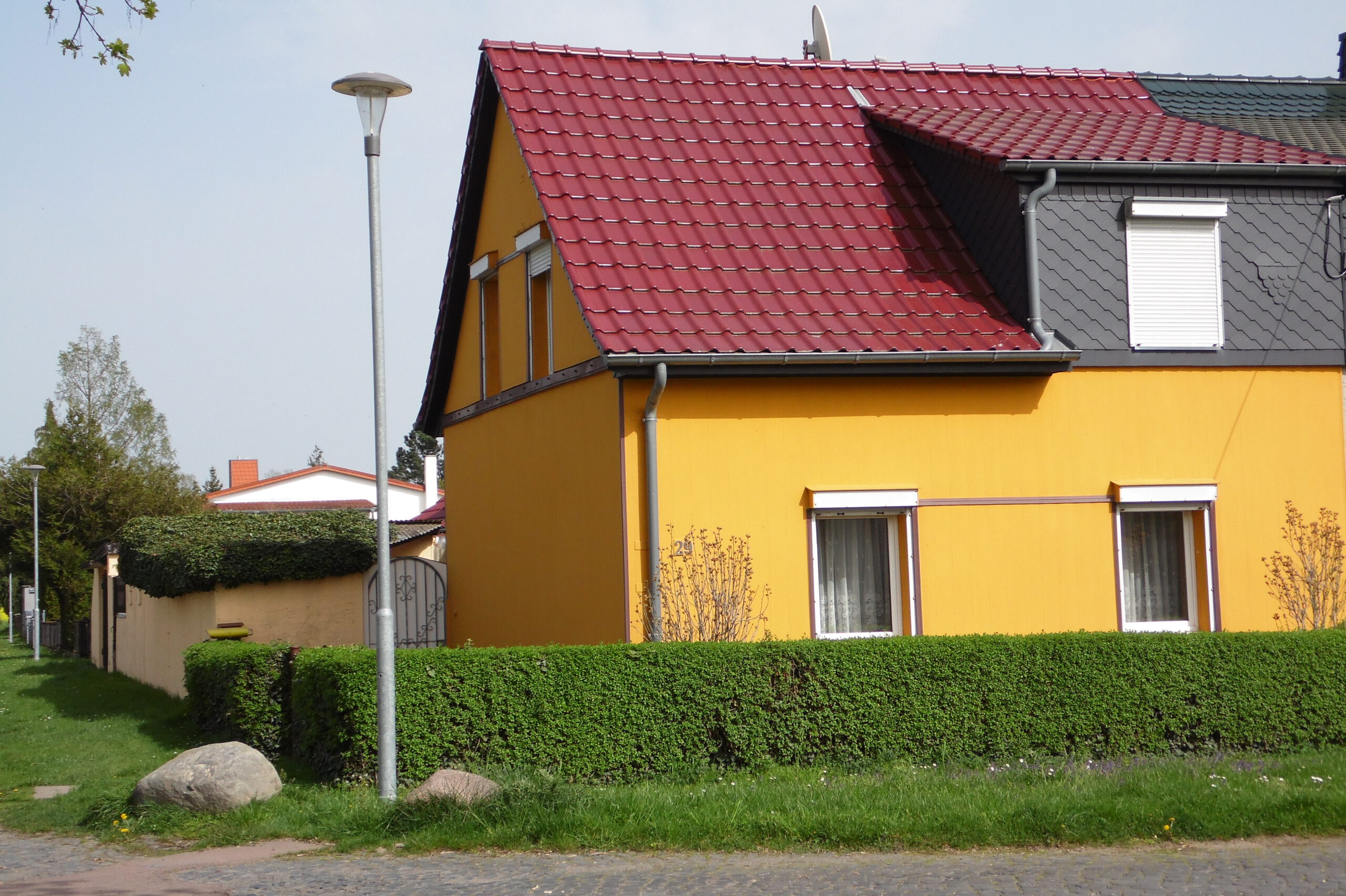 Einfamilienhaus mit Einliegerwohnung - Straßenansicht