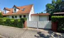 Doppelhaushälfte in Dölau - Straßenansicht mit Zufahrt zur Garage