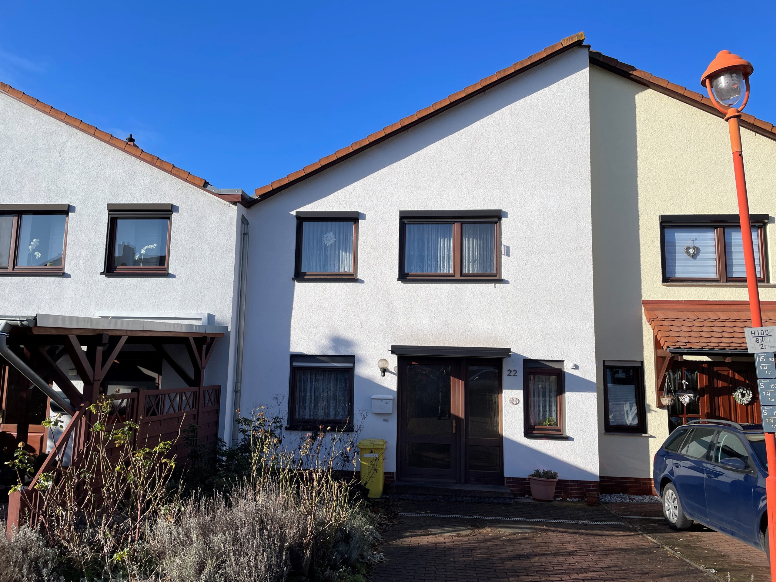 Einfamilienhaus in Langenbogen - Straßenansicht mit Stellplatz