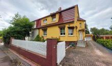 Einfamilienhaus im Vogelviertel - Straßenansicht mit Garagenzufahrt