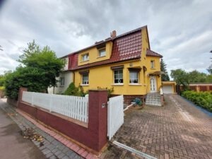 Einfamilienhaus im Vogelviertel - Straßenansicht mit Garagenzufahrt