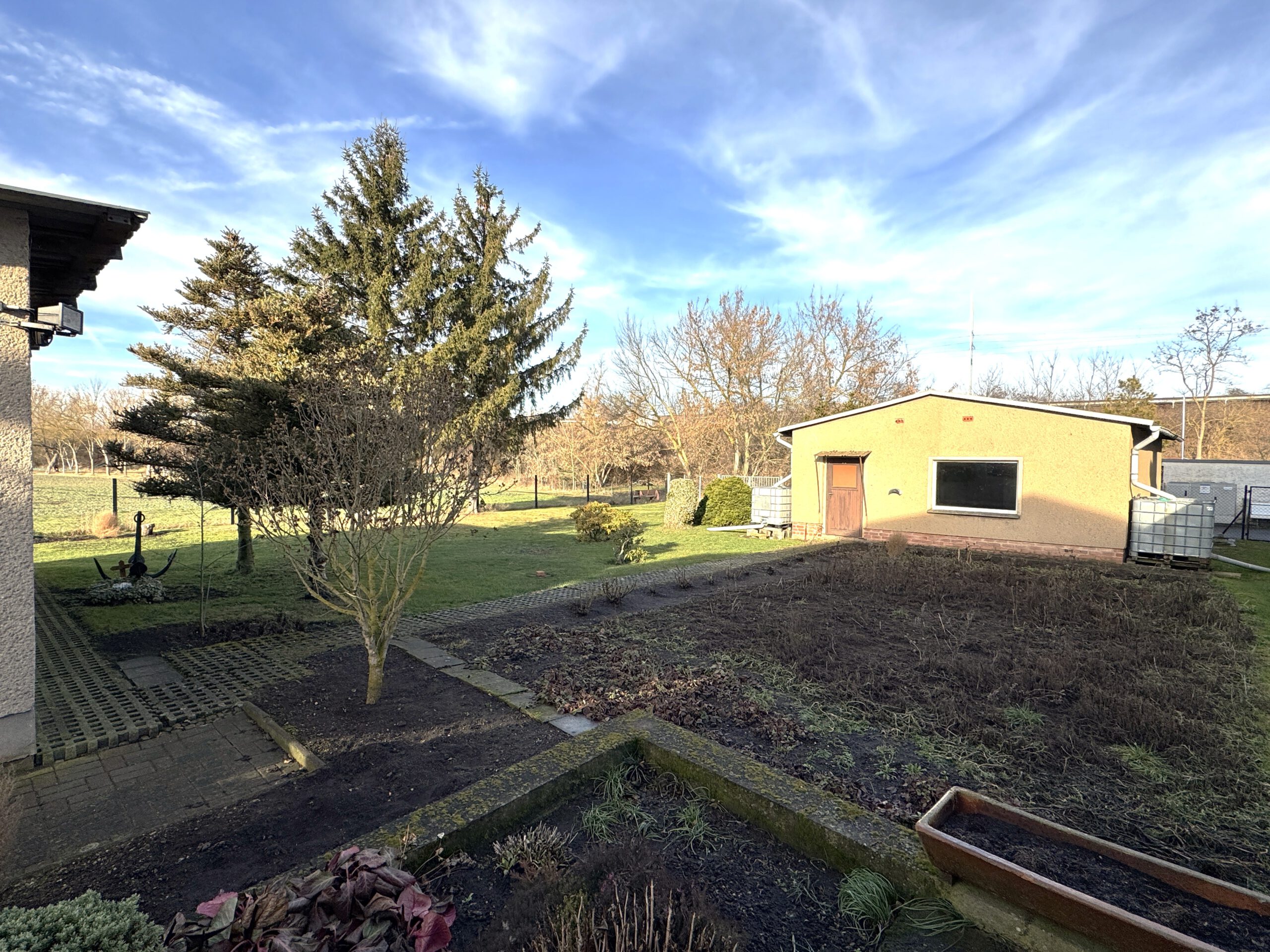 Ein- bis Zweifamilienhaus - Blick in den Garten