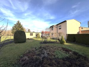 Ein- bis Zweifamilienhaus - Blick vom Garten