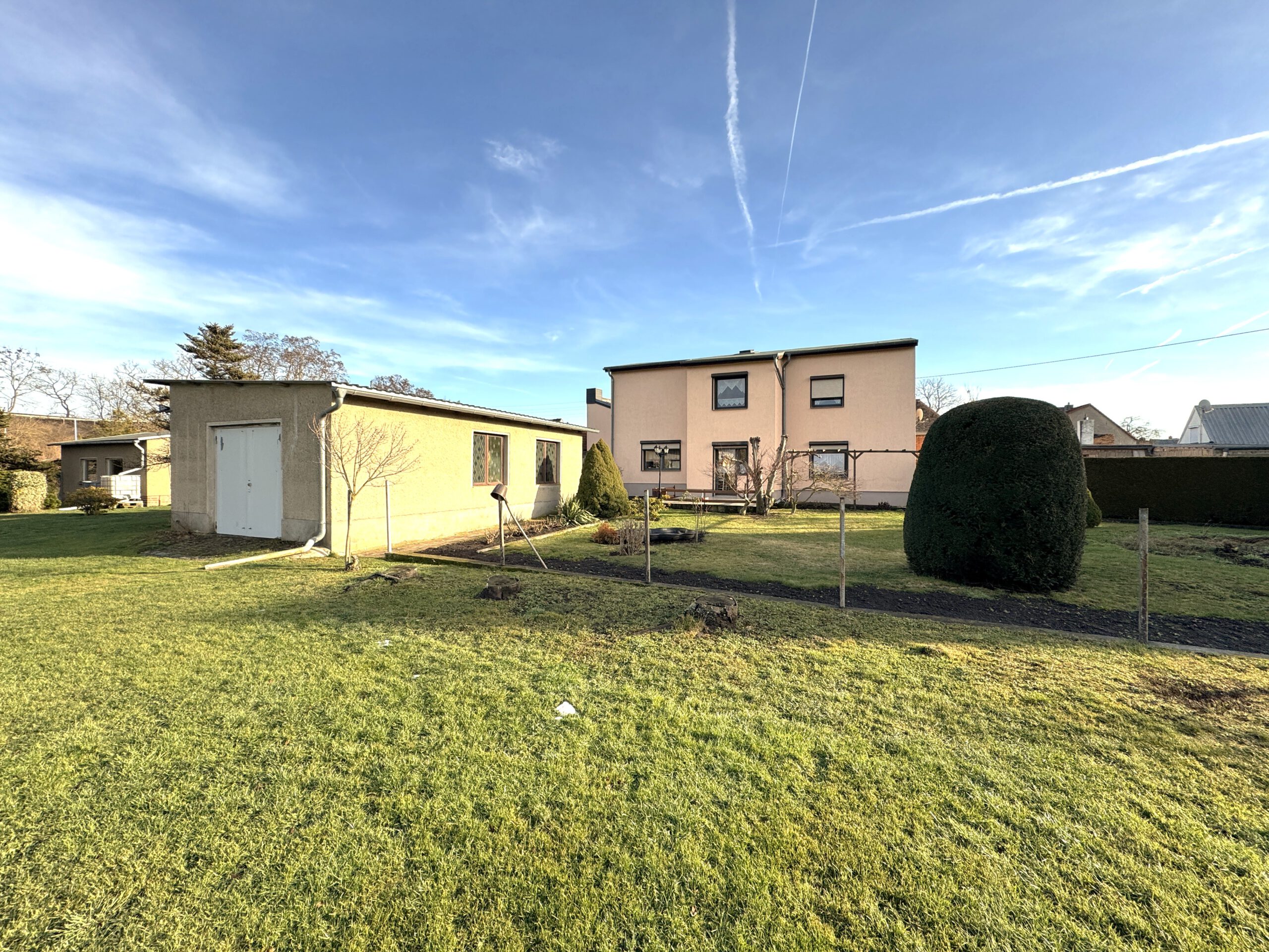 Ein- bis Zweifamilienhaus - Blick vom Garten