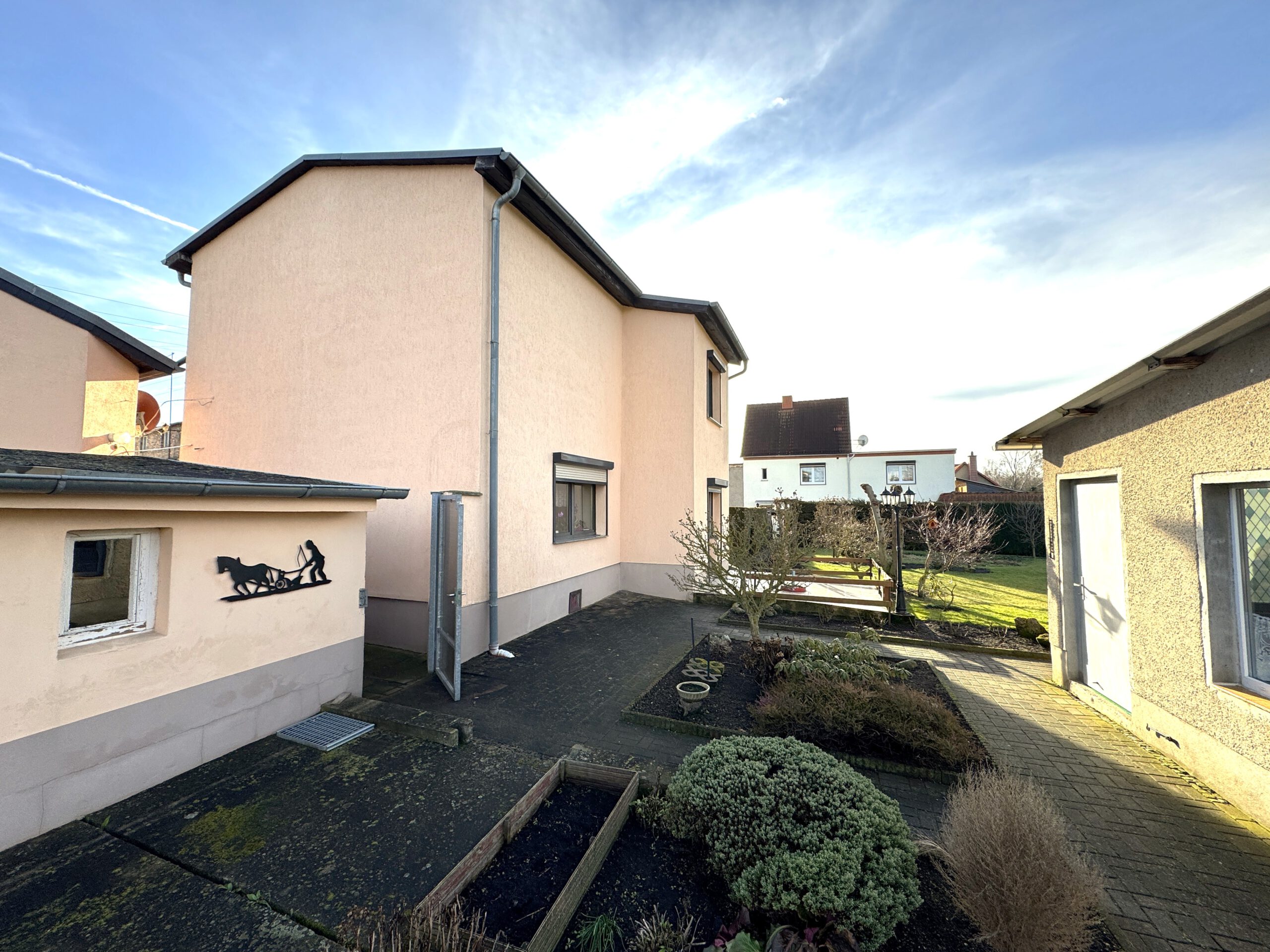 Ein- bis Zweifamilienhaus - Haus mit Nebengelass