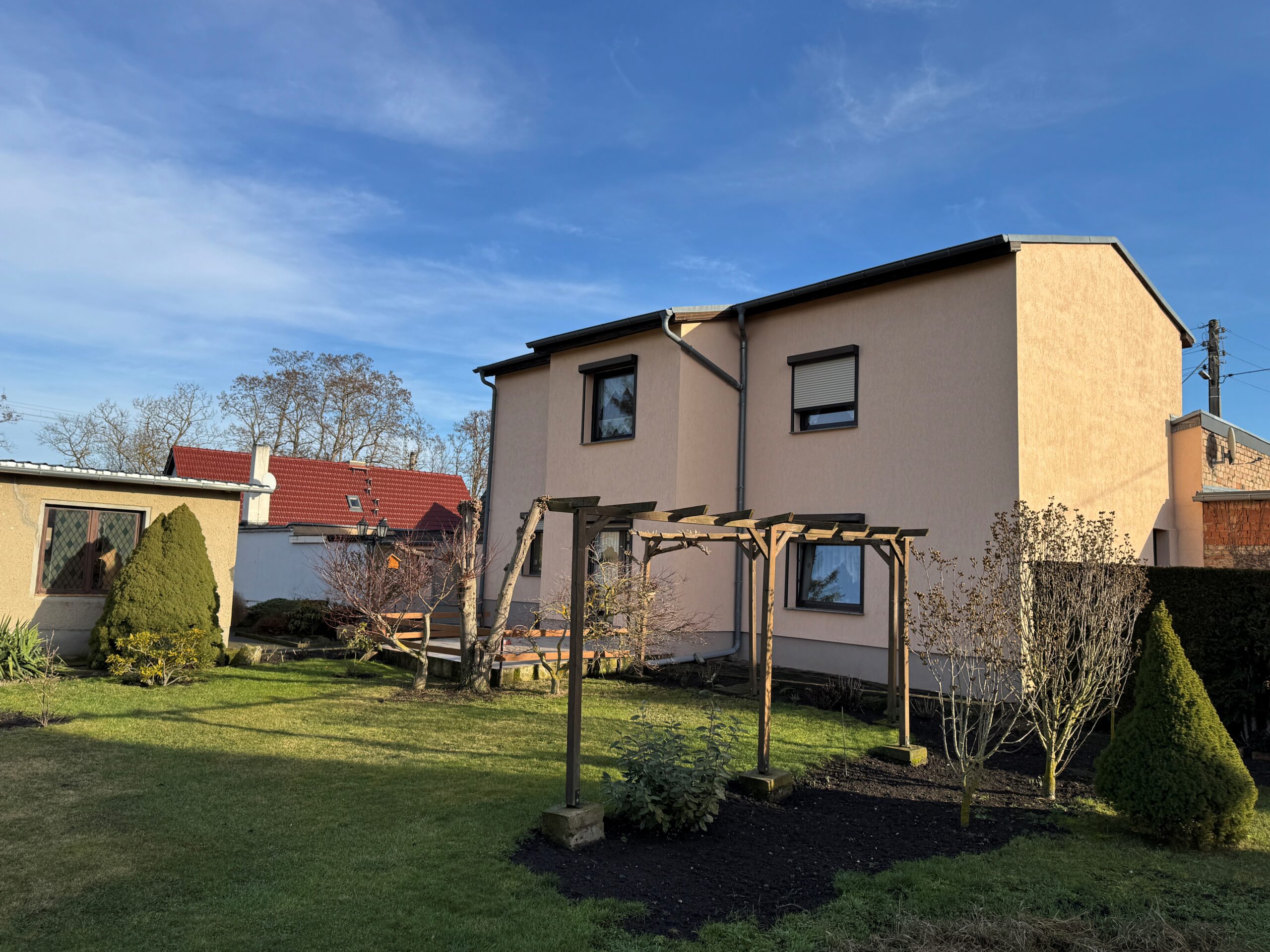 Ein- bis Zweifamilienhaus - Haushinteransicht