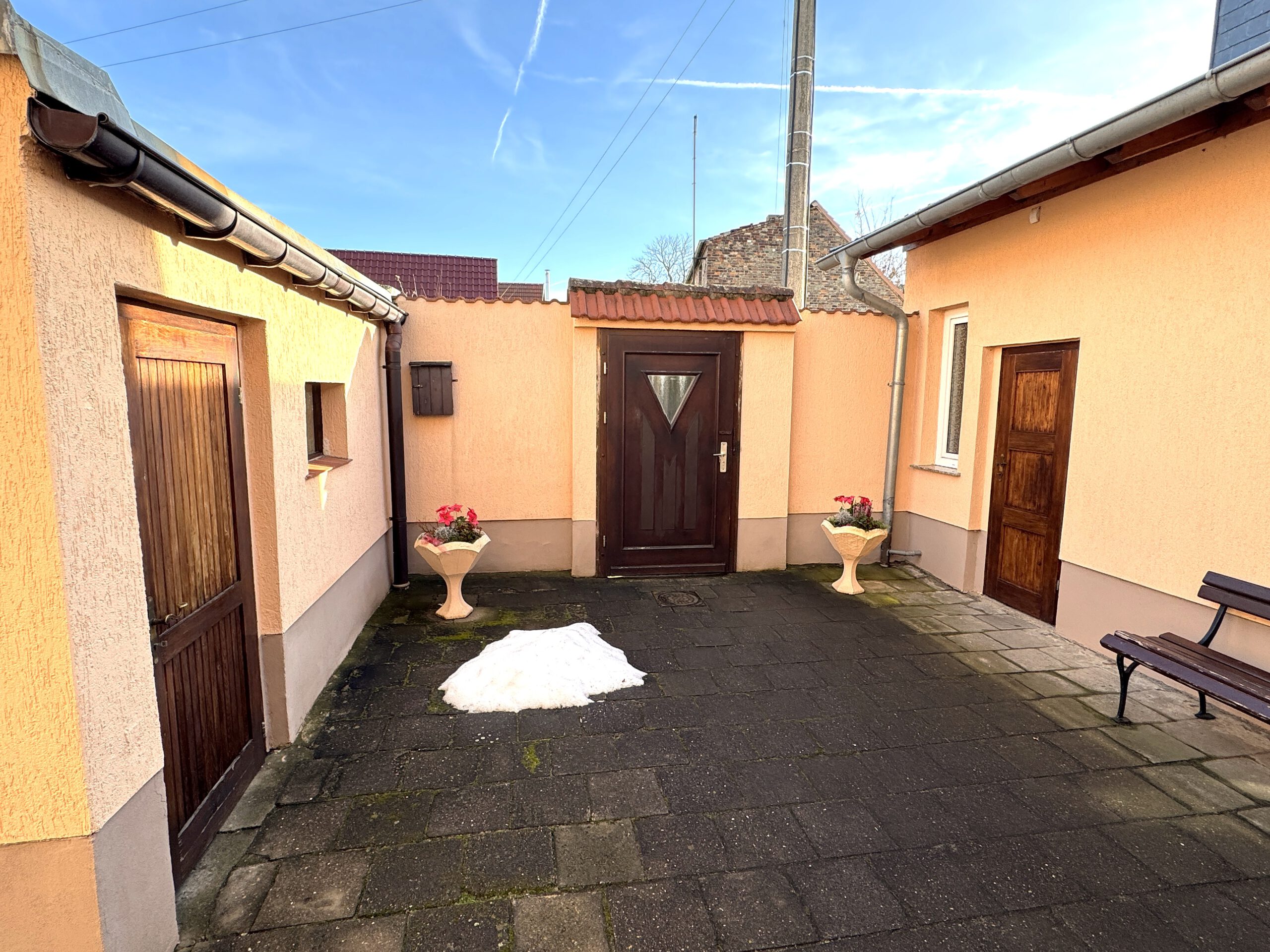 Ein- bis Zweifamilienhaus - Innenhof