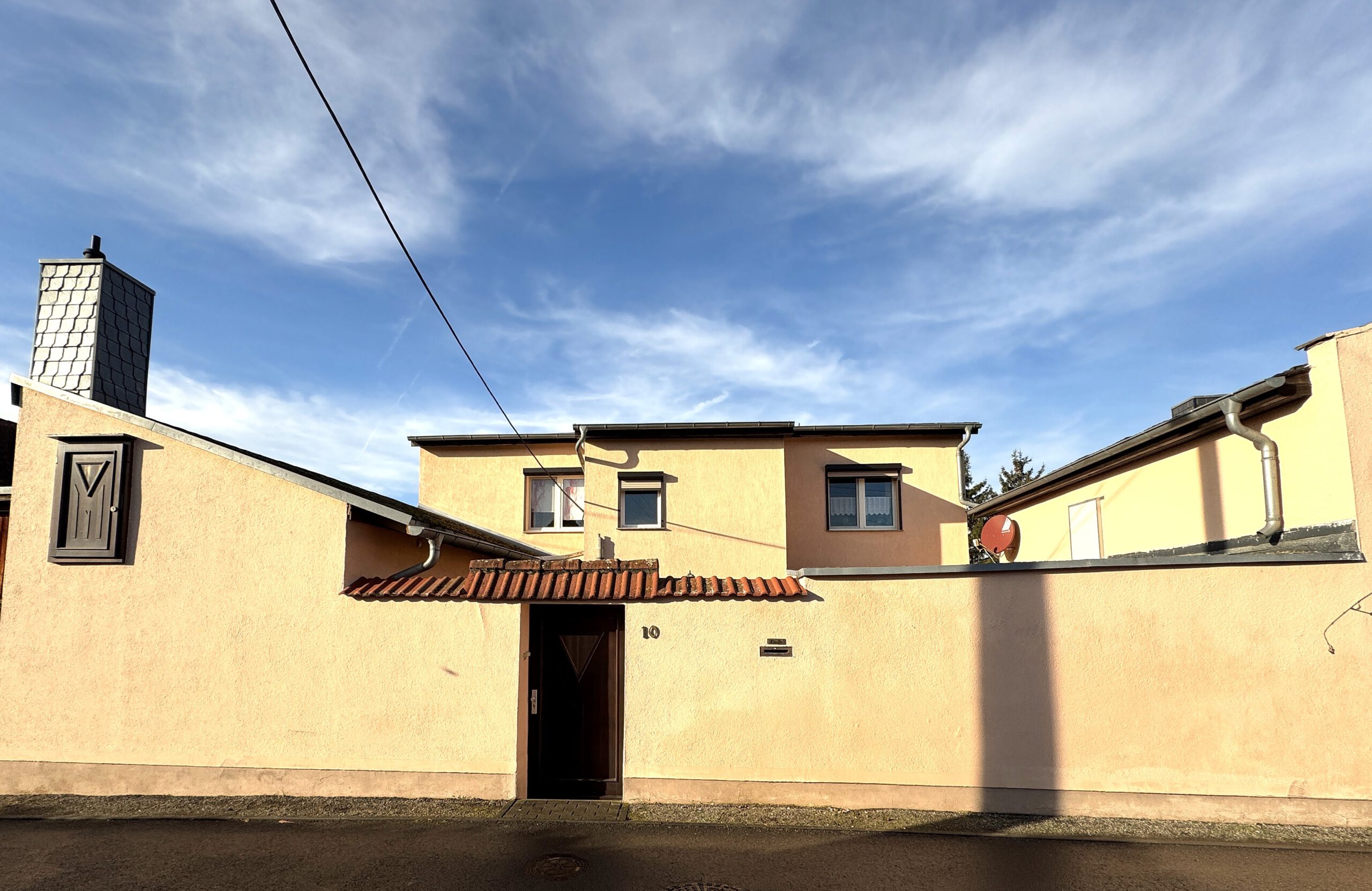 Ein- bis Zweifamilienhaus - Straßenansicht