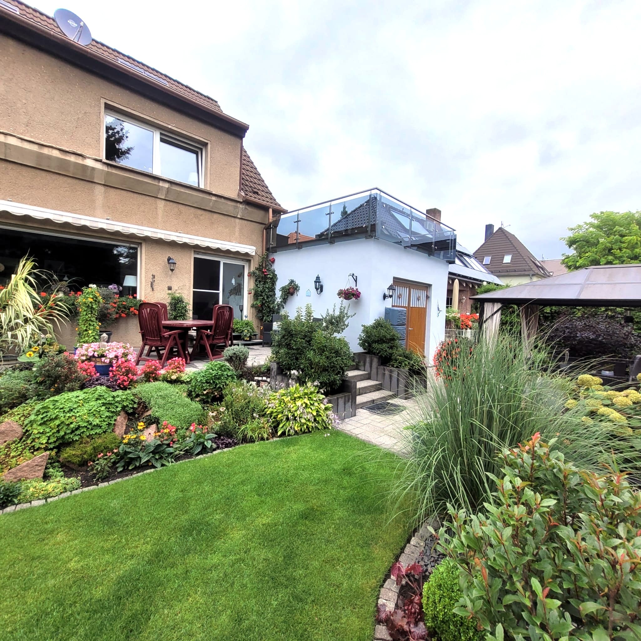 Zweigenerationenhaus - Blick vom Garten