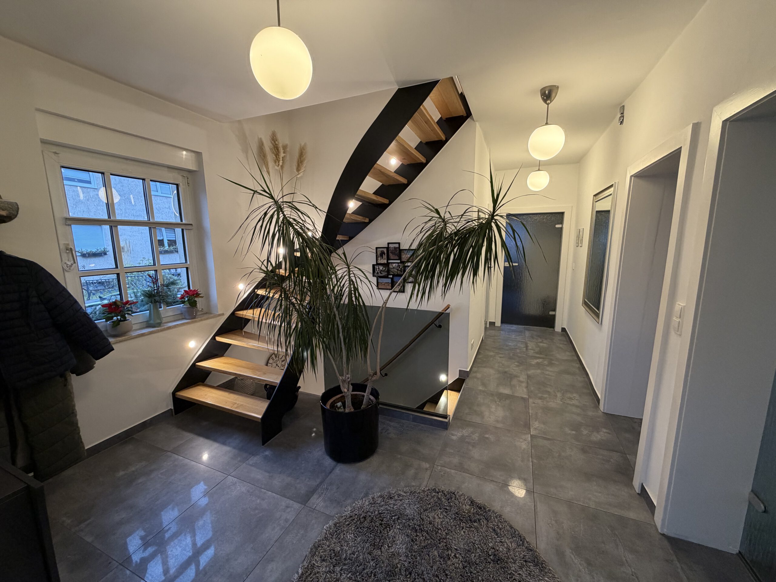 Zweigenerationenhaus - Flur Erdgeschoss mit Treppenaufgang