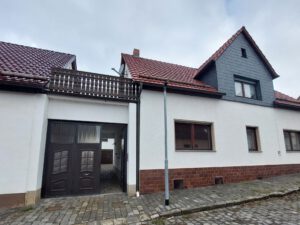 Ein-bis Zweifamilienhaus in Helbra - Straßenansicht