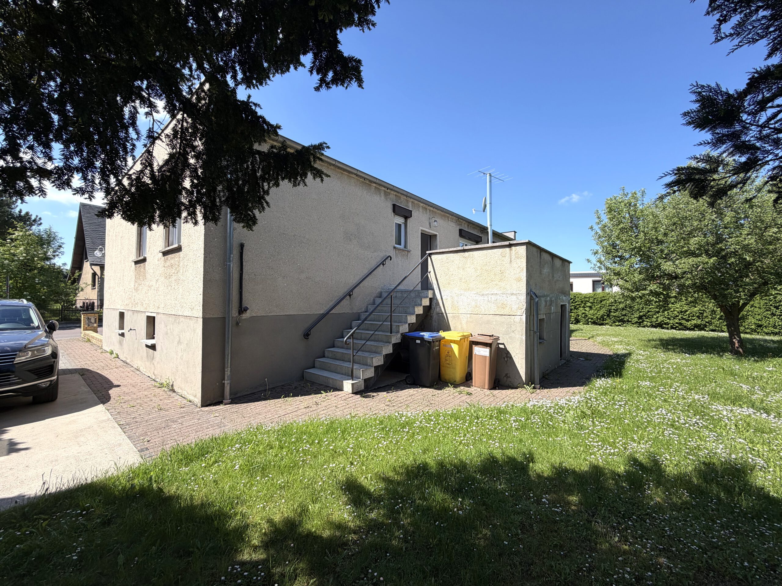 Einfamilienhaus in Lieskau - Blick vom Garten zum Hauseingang