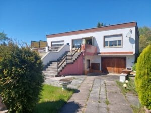 Bungalow im Rosengarten - Straßenansicht mit Zufahrt