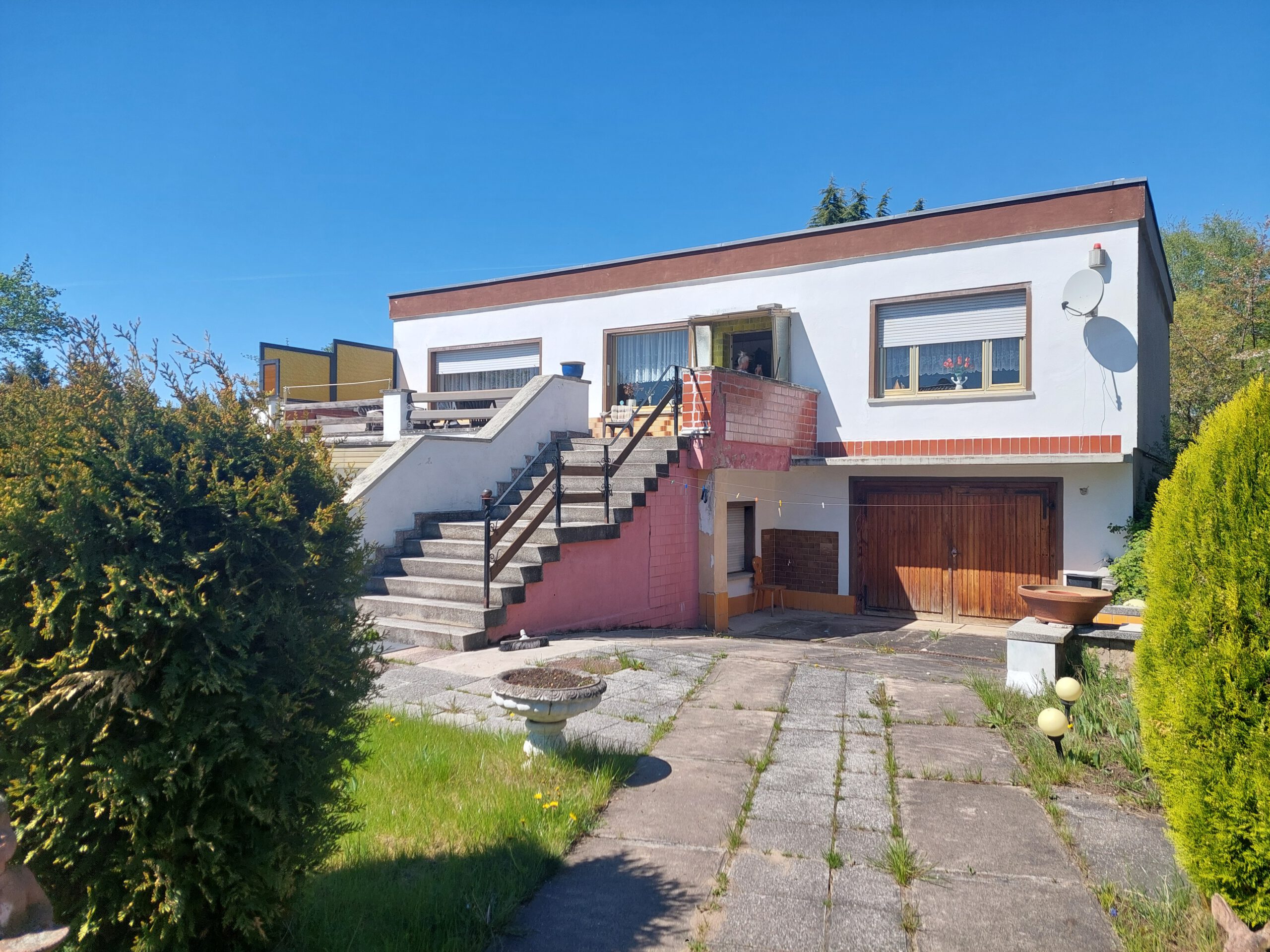 Bungalow im Rosengarten - Straßenansicht mit Zufahrt