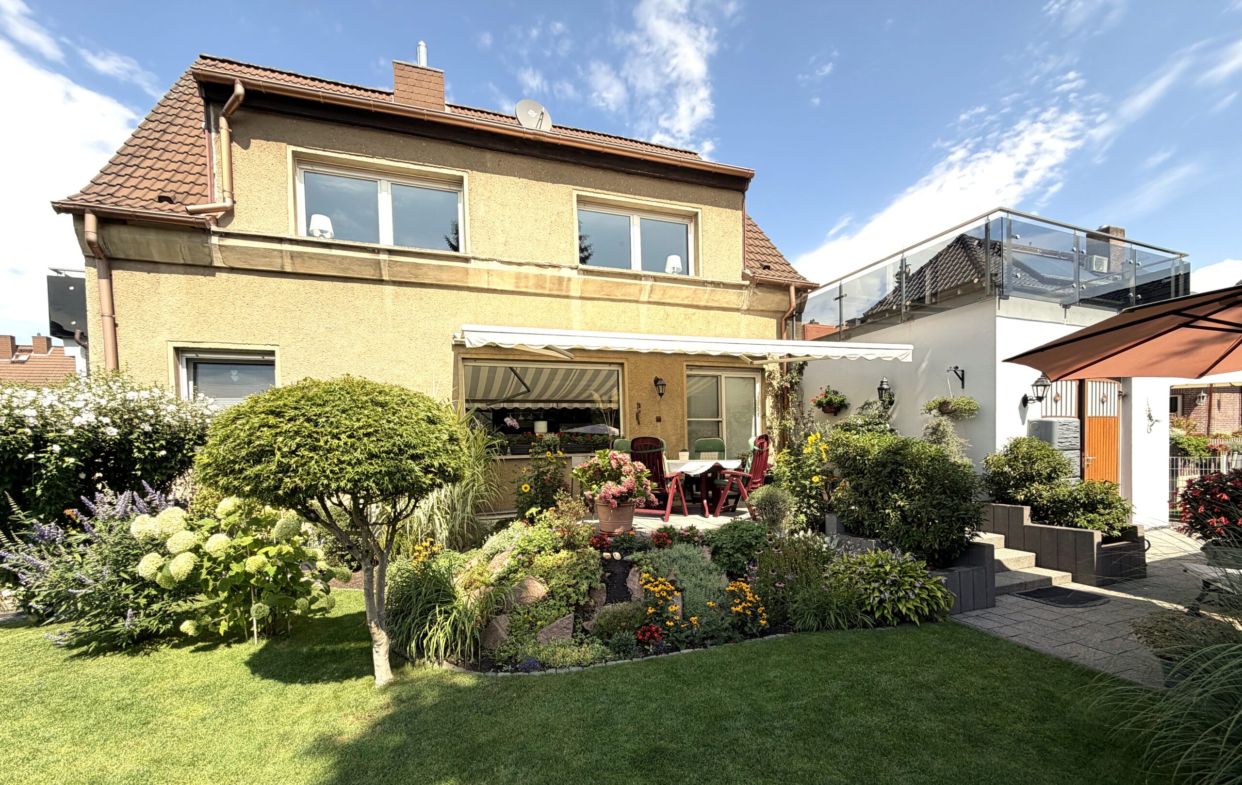 Zweigenerationenhaus - Gartenansicht