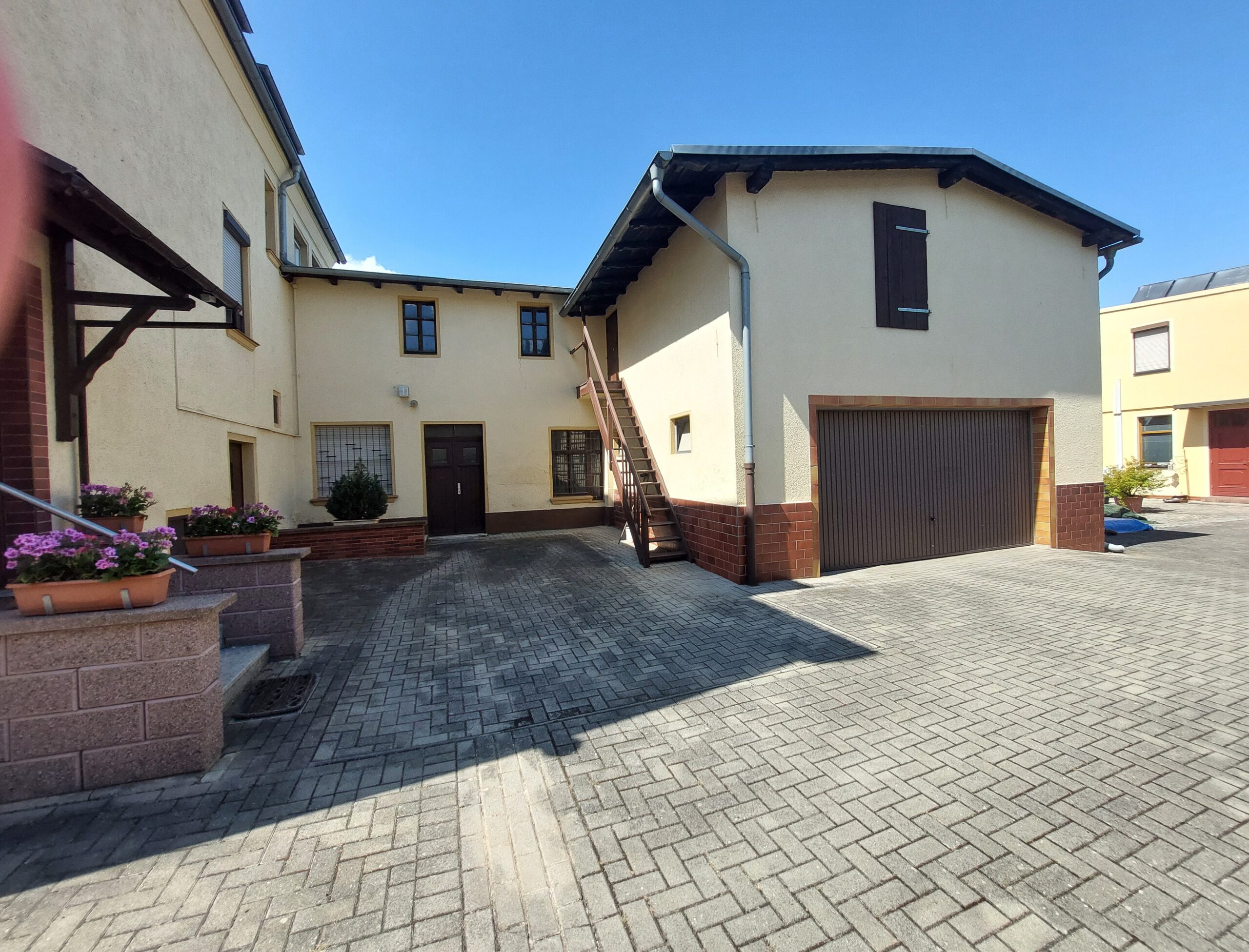 Wohn- und Geschäftshaus - Innenhof mit Garage
