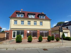 Wohn- und Geschäftshaus - Straßenansicht