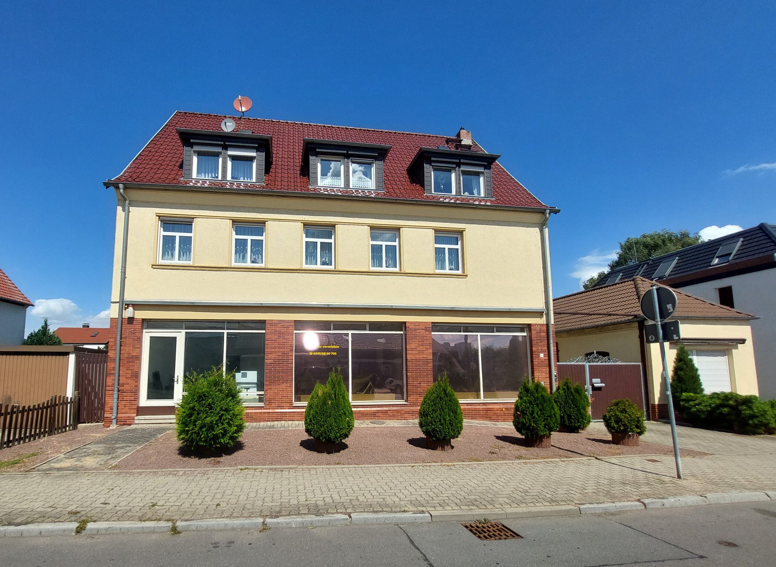 Wohn- und Geschäftshaus - Straßenansicht