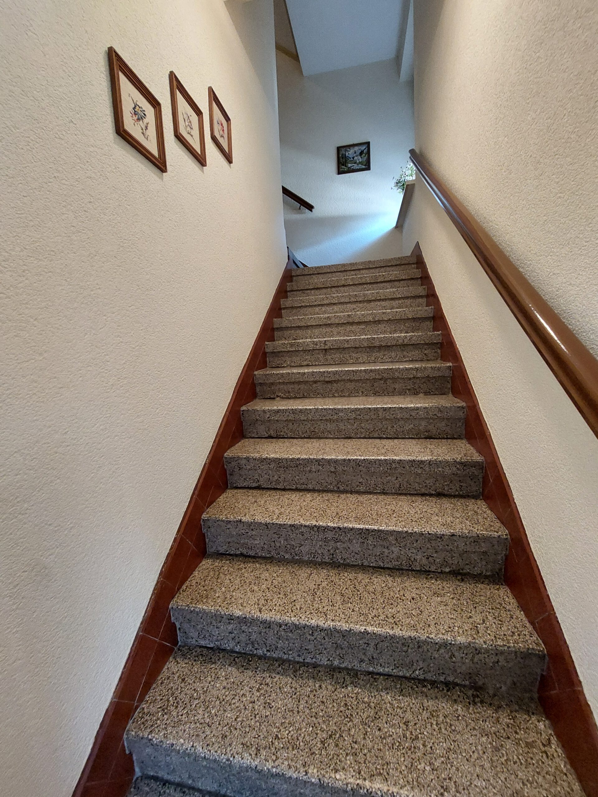 Wohn- und Geschäftshaus - massive Treppe ins OG